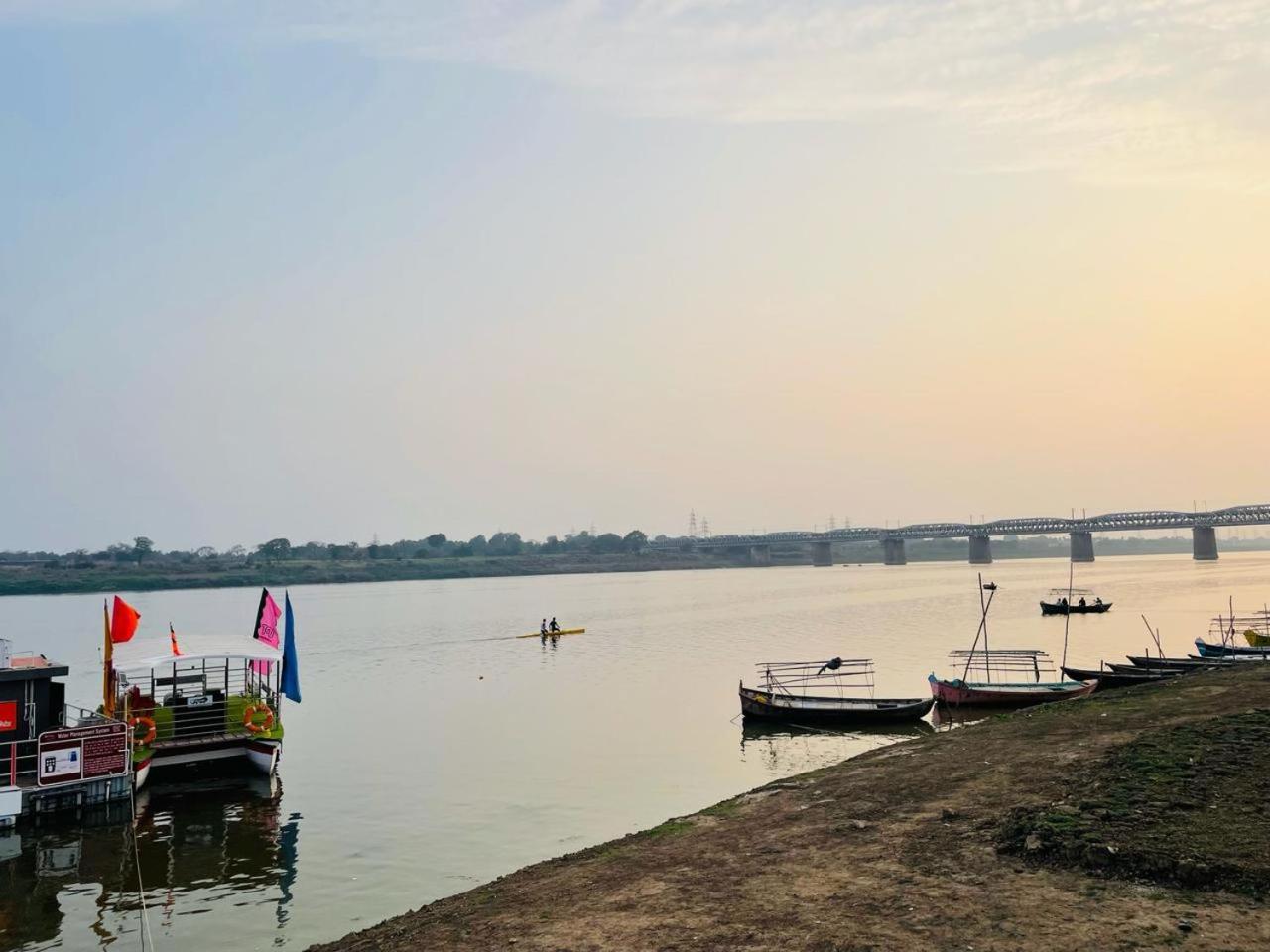Hotel Sangam View Prayagraj Ngoại thất bức ảnh